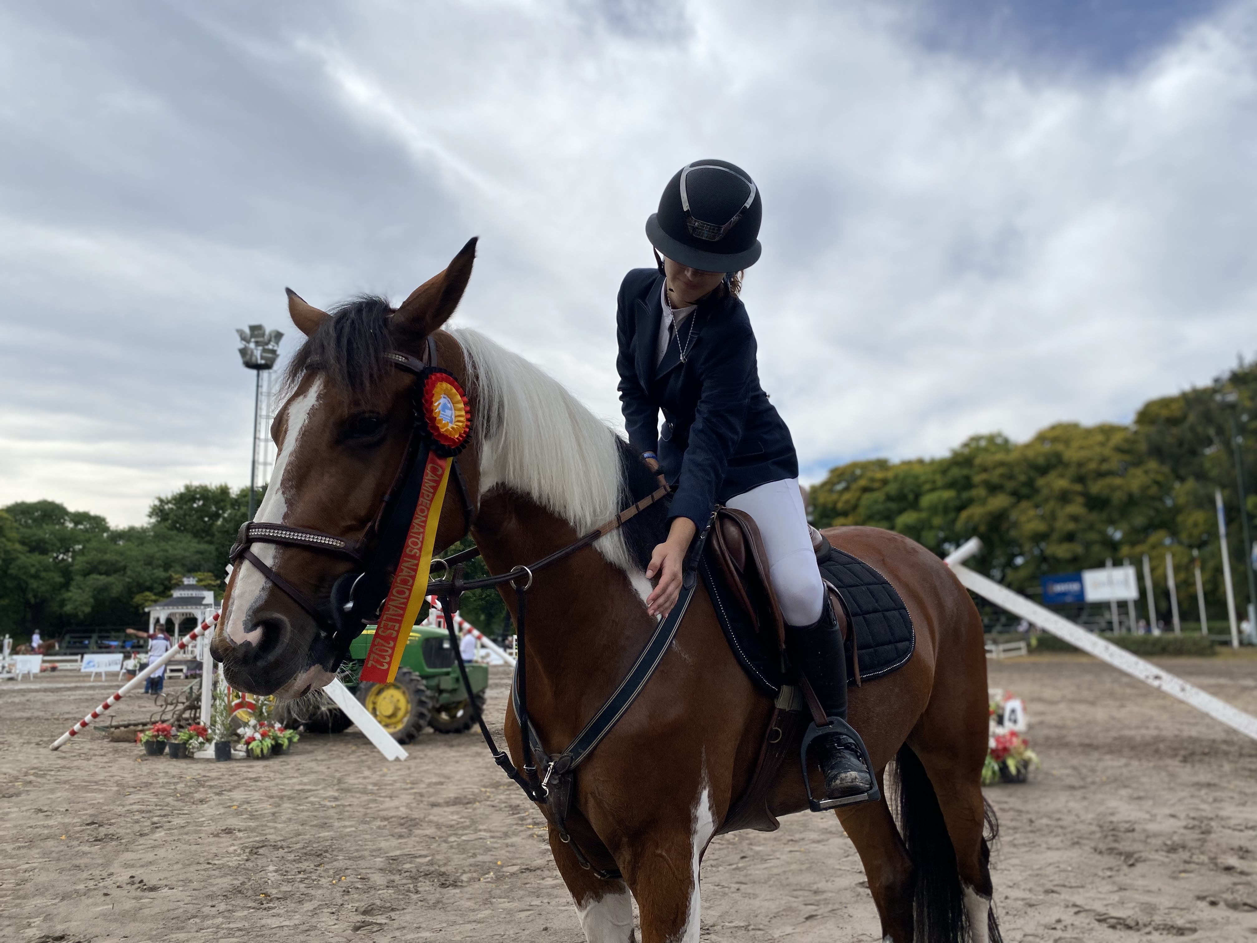 Lola montada, Comanche con escarapela de 2022